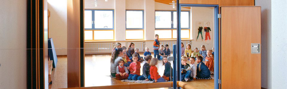 Kindergarten Öschelbronn – helle Raumtrennung mit Kettwand